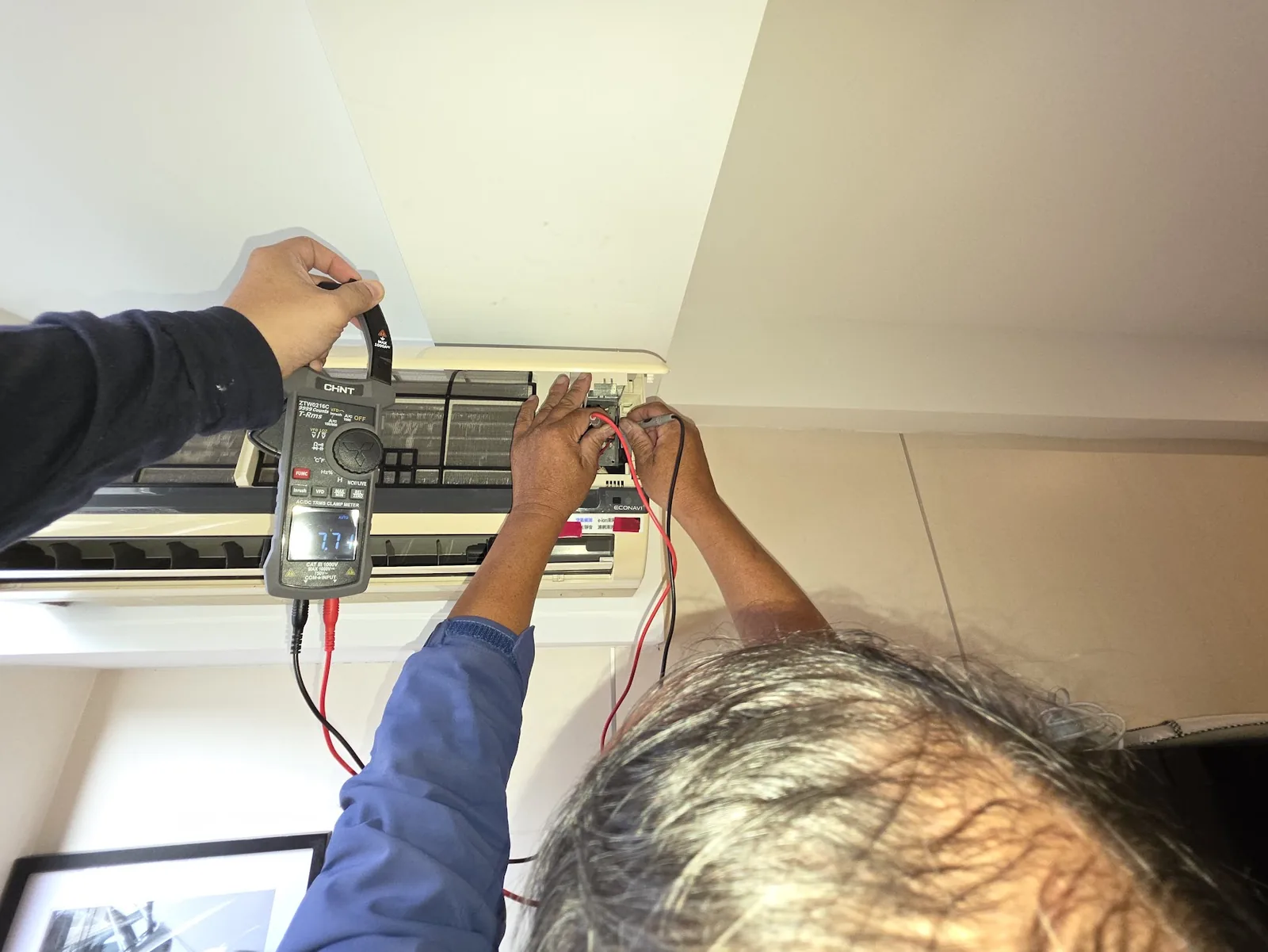 使用電表檢查分離式冷氣室內機接線端