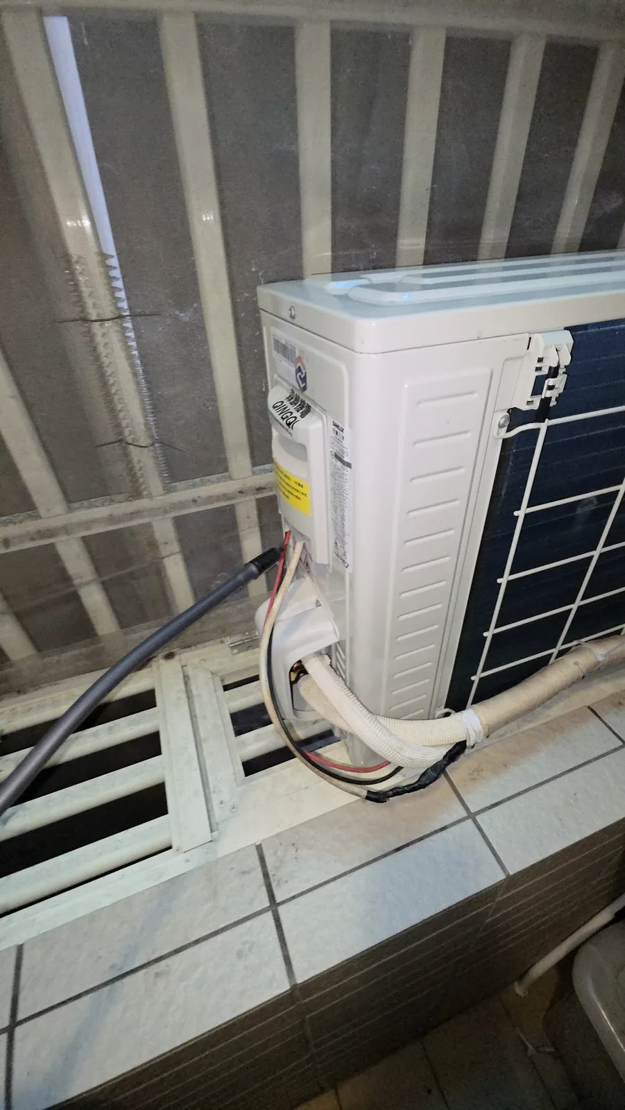 分離式冷氣室外機安裝與固定現場