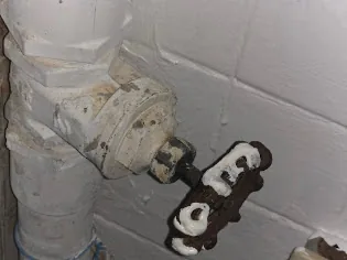 給水管路老舊閥門與手輪近照